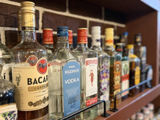 ウイスキー・リキュール・焼酎・日本酒など取り揃えてます