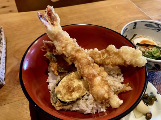 ぷりぷり海老が主役！京家さんの「大えび天丼セット」